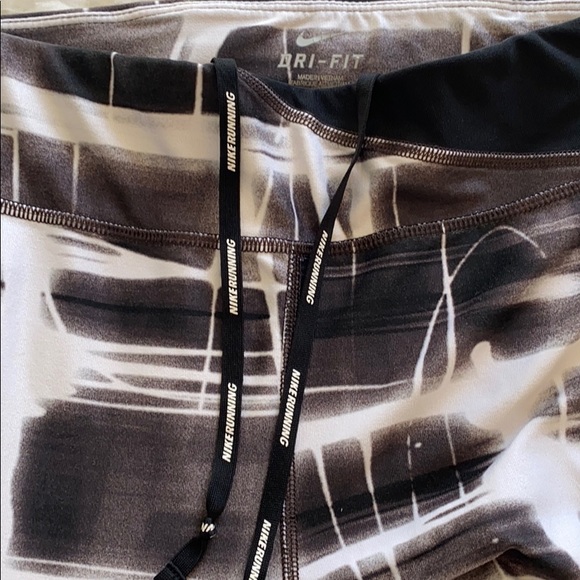 NIKE Dri Fit Leggings in Black & White Print Capri - Picture 4 of 5